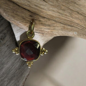Pendentif en Grenat de Madagascar et Plaqué Or