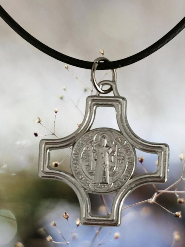 Collier Croix de Saint Benoît