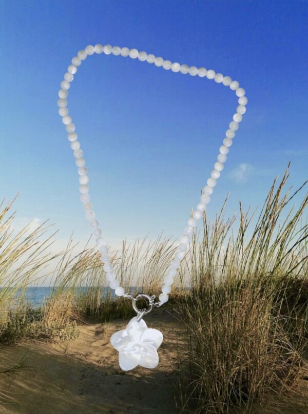 Collier en Nacre et Fleur de Monoï